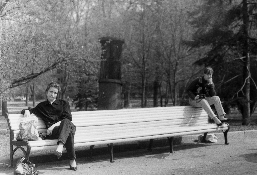 На лавочке, 20 мая 1994, г. Москва. На фотографии Юлия Федосеева и Наталья Данилова.