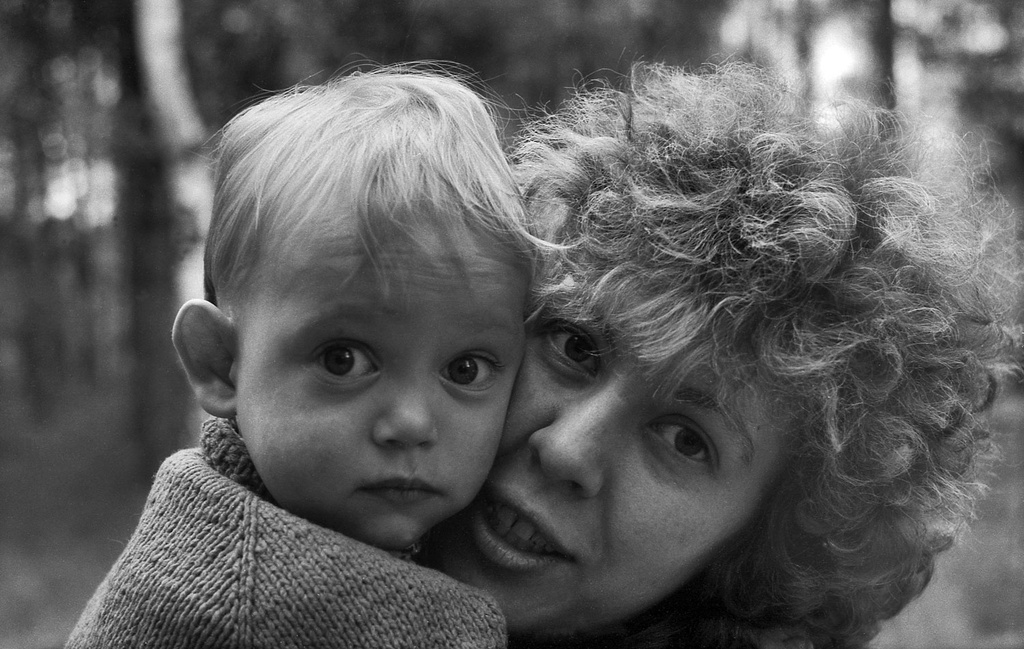 Мама с сыном, 9 мая 1989, Московская обл., Горенский лесопарк. Выставка «Сыновья» с этой фотографией.