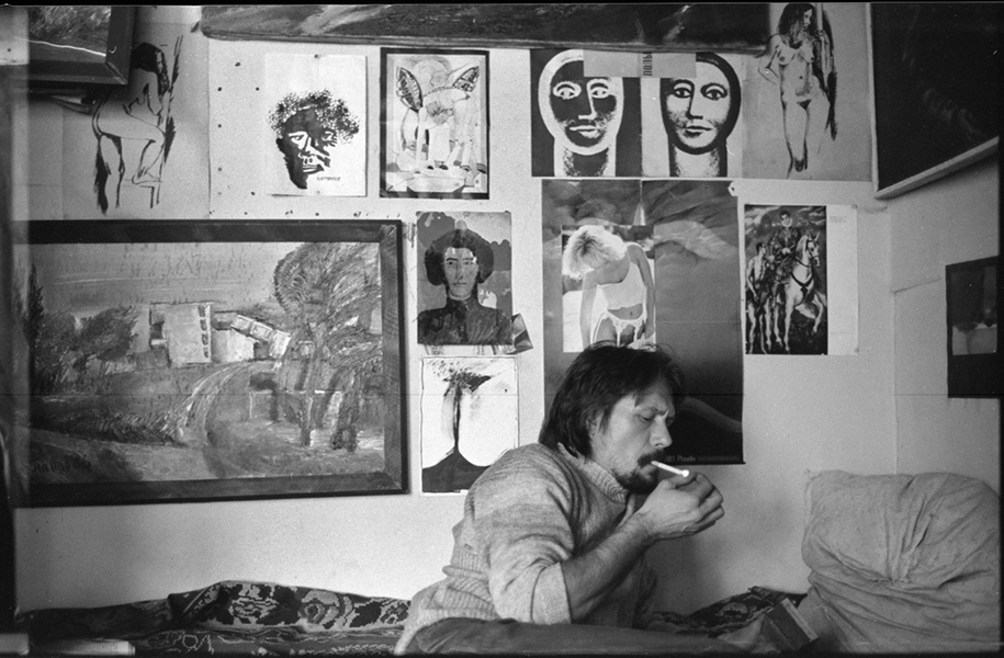 Виталий Карманов в мастерской, 4 апреля 1982, г. Новокузнецк. Выставка «Без прикрас» с этой фотографией.