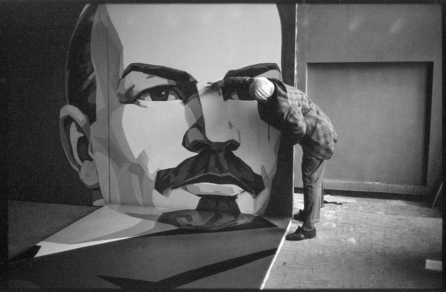 Худсовет принимает панно, 1 апреля 1983, г. Новокузнецк. Выставка «Без фильтров–3. Любительская фотография 80-х» с этой фотографией.