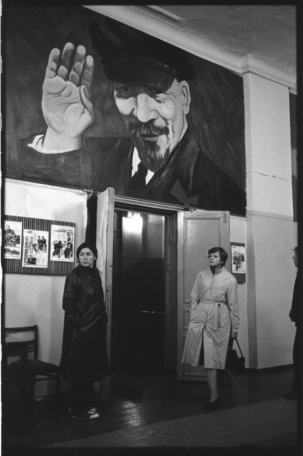 В клубе, 28 апреля 1984, г. Новокузнецк. Выставка «Без прикрас» с этой фотографией.