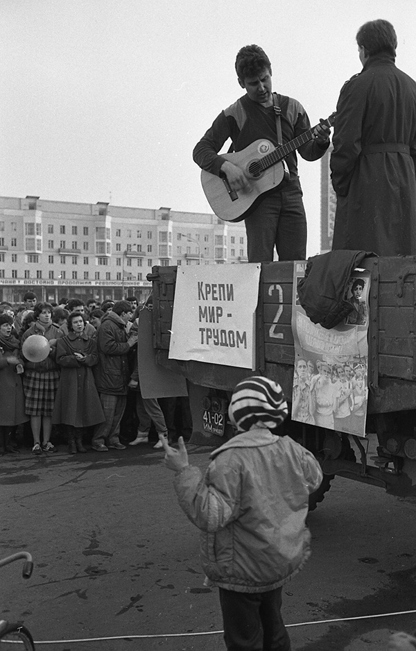 Улица Кирова, 10 мая 1987, г. Новокузнецк, ул. Кирова. Выставка «Без прикрас» с этой фотографией.