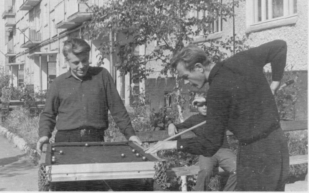 Двор, 22 июня 1972, г. Свердловск. Культурный досуг в советские выходные.&nbsp;Ныне Екатеринбург.