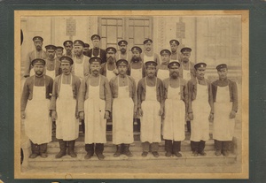 Артель носильщиков саратовского вокзала, 1 мая 1910 - 1 сентября 1914, г. Саратов. Выставка «Путешествие в Саратов» с этой фотографией.