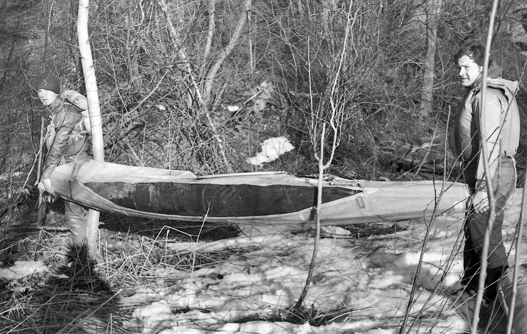 Переворот на реке Молодильня - 7, 13 апреля 1982, Московская обл., река Молодильня. Байдарку удалось починить, и в таком виде экипаж использовал ее для дальнейшего путешествия.