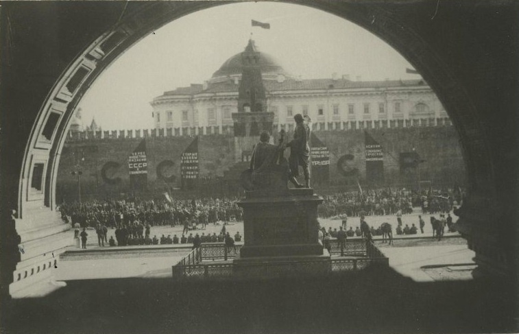Красная площадь, 1 мая 1925, г. Москва. Выставка «Поворот истории. Поворот памятника» с этой фотографией.