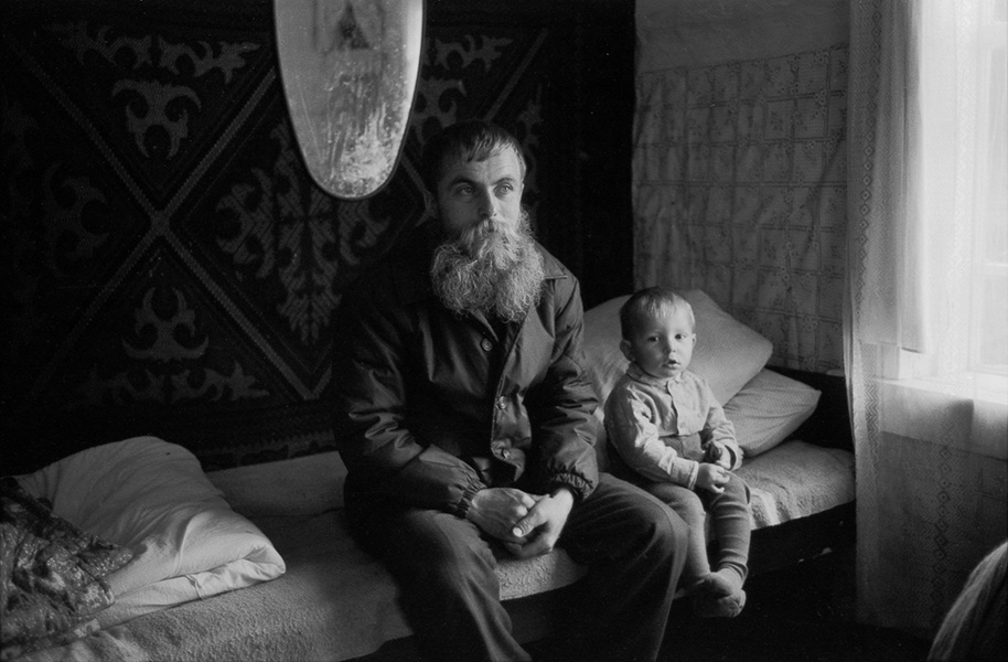 Отец и сын, 18 августа 1986, Красноярский край, Западный Саян, р. Казыр. Выставки&nbsp;«Без прикрас» и «Сыновья» с этой фотографией.