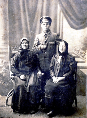 Молодожены с мамой, 1918 - 1920, г. Калуга