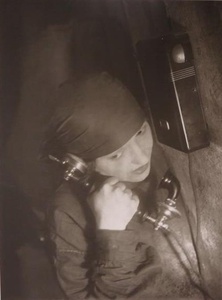 Курьерша у телефона (Варвара Степанова). Из серии «Очерк о газете», 1928 год. Выставки «Алло, кто говорит?», «Иллюстрации к "Московскому дневнику" Беньямина» и «У меня зазвонил телефон...» с этой фотографией.