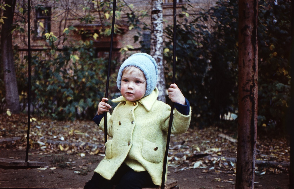 Девочка Ира, сентябрь - октябрь 1977, г. Москва. Фотография из архива Дениса Бычкова.Выставка «На качелях» с этой фотографией.