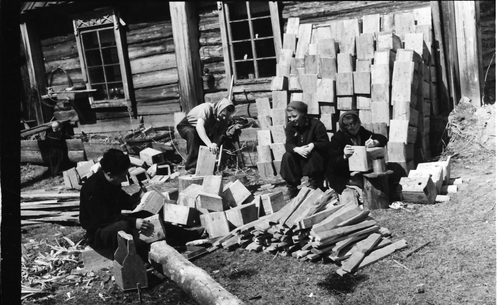 Изготовление скворечников сотрудниками заповедника на Зимовейном, 1958 год, Приморский край. Выставка «"Навстречу весне". Скворечники» с этой фотографией.