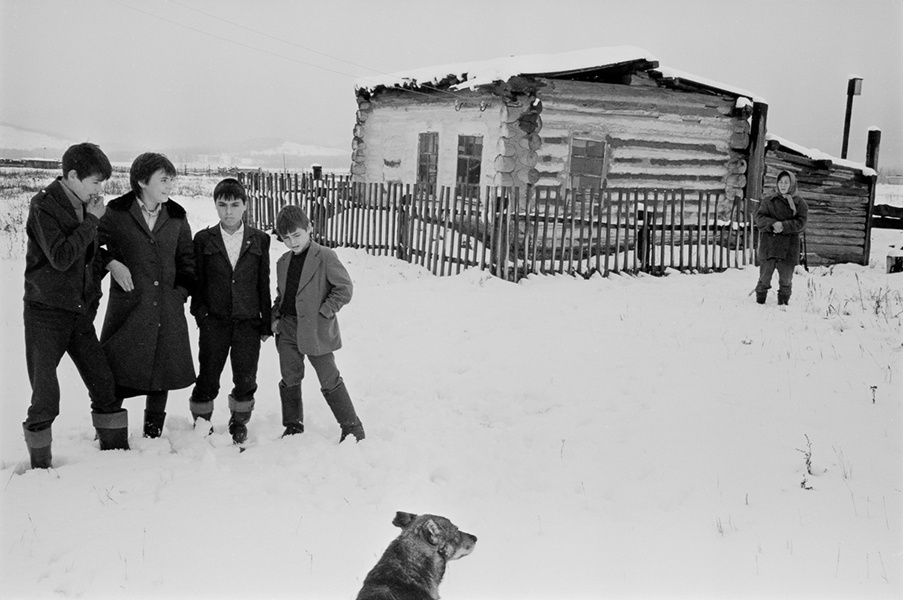 Дом на окраине, 17 ноября 1987, Красноярский  край, Хакасская АО, д. Агаскыр. Выставка «Пацаны» с этой фотографией.