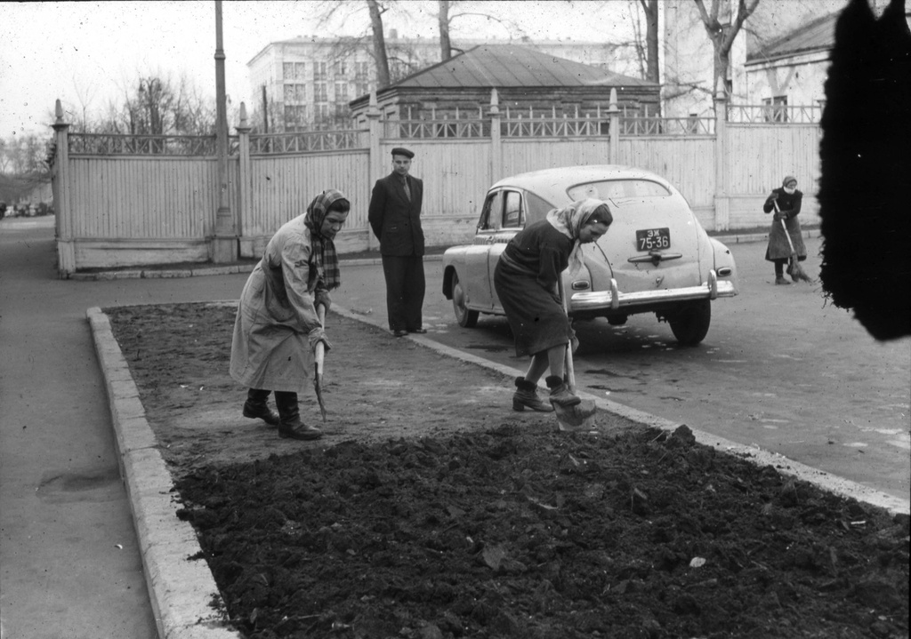 Женский труд в Москве, 16 апреля 1956 - 14 мая 1956, г. Москва. Фотография сделана британской делегацией, побывавшей в СССР в 1956 году.Выставка «Английские энергетики в Советском Союзе» с этим снимком.