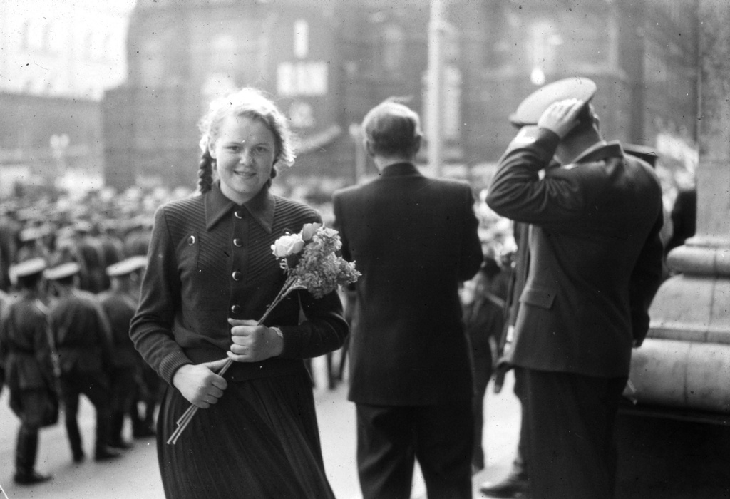 Девушка с цветами на первомайском параде, 1 мая 1956, г. Москва. Фотография сделана британской делегацией, побывавшей в СССР в 1956 году.Выставка «Английские энергетики в Советском Союзе» с этим снимком.