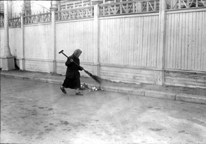 Дворник, 16 апреля 1956 - 14 мая 1956, г. Москва. Фотография сделана британской делегацией, побывавшей в СССР в 1956 году.Выставка «Английские энергетики в Советском Союзе» с этим снимком.
