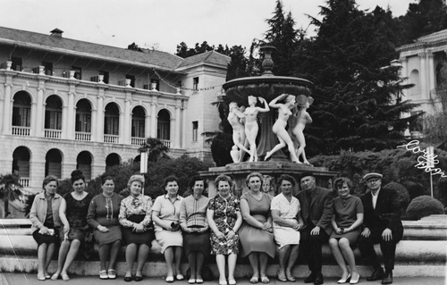 Туристы у фонтана в санатории Орджоникидзе, 1 апреля 1969 - 1 октября 1969, г. Сочи