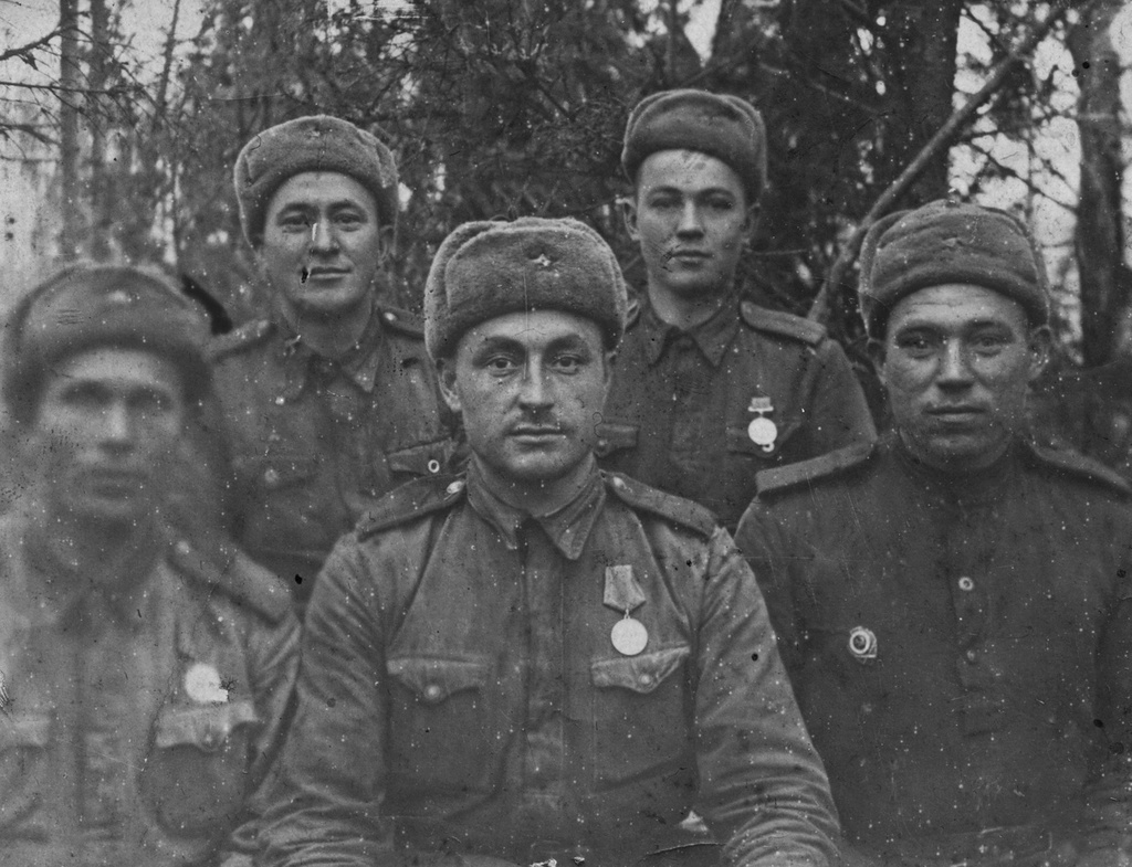 Боевые товарищи, 1943 - 1944. Надпись на обороте: «На долгую вечную память Любимой Маме от сына Лени. На этом фронтовом отпечатке мои товарищи по оружию, с которыми всё по полам, и радость и горе, и с которыми вместе живем, и в бой идем. Справа в первом ряду: (внизу) первым - друг и товарищ Алексей Семенович Остроугов из города Моршанск, Рязанской области, рядом Иванов В. В. из г. Москва, третьим Бусев И. А. Рязанская обл. Во втором ряду слева Пунин Т. И. и ваш сын Леня».