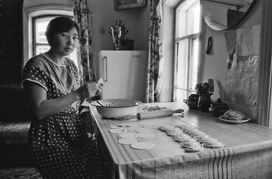 Телеутские пельмени, 11 января 1989, Кемеровская обл., Новокузнецкий р-он, с. Бессоново. Семья телеутов в ныне не существующей деревне.