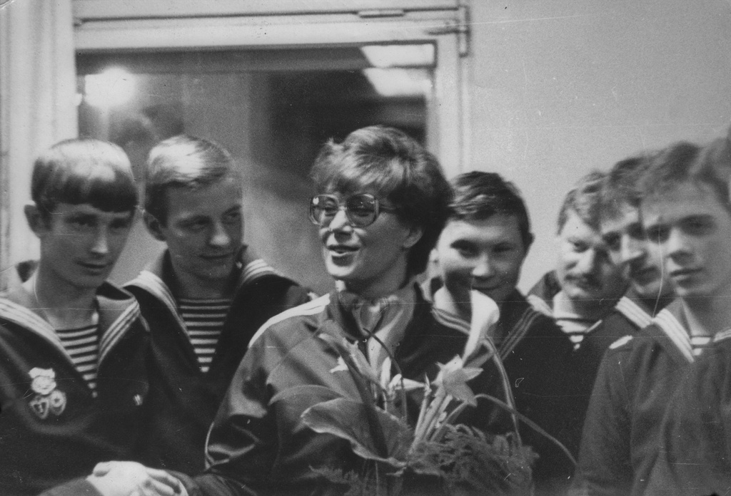 Эдита Пьеха на встрече с моряками Северного флота, 1983 год, Мурманская обл., пгт. Ревда. Выставка «Без фильтров–3. Любительская фотография 80-х» с этой фотографией.