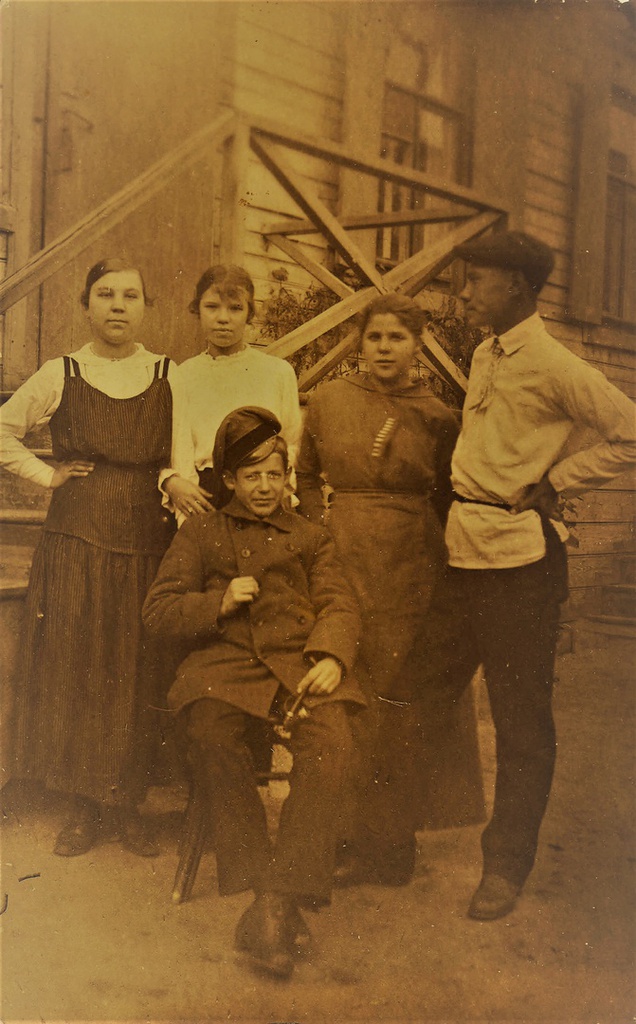 Компания молодых людей, 1 мая 1914 - 1 октября 1915, г. Саратов. Выставка «Путешествие в Саратов» с этой фотографией.