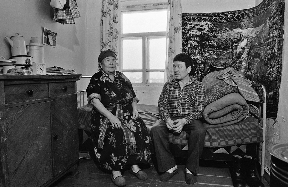 Мать и сын, 11 января 1989, Кемеровская обл., Новокузнецкий р-он, с. Бессоново. Семья телеутов в ныне не существующей деревне.Выставка «Кузбасс» с этой фотографией.
