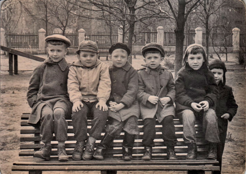 Старшая группа в детском саду, 1 октября 1960 - 24 декабря 1960, г. Москва. Детский сад № 1059.Выставка «Друзья двадцатого столетия» с этим снимком.