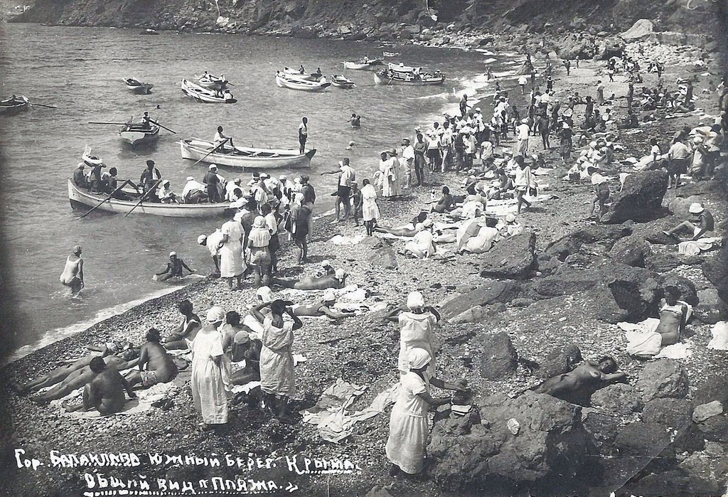 Обнаженные отдыхающие на пляже в Крыму, 1 июня 1932 - 20 сентября 1932, Крымская АССР, г. Балаклава. Выставка «Нудизм в СССР» с этим снимком.