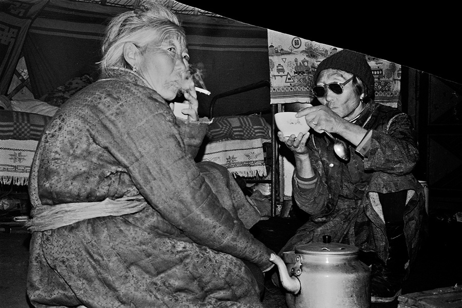 Чай в юрте, 26 апреля 1988 - 12 мая 1988, Тувинская АССР, окрестности Ак-Довурака. Выставка «В солнцезащитных очках» с этой фотографией.