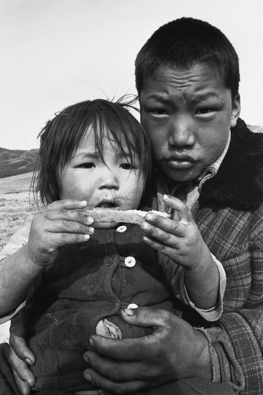 Брат и сестра, 26 апреля 1988 - 12 мая 1988, Тувинская АССР, окрестности Ак-Довурака. Выставка «Хлеб – всему голова!» с этой фотографией.&nbsp;