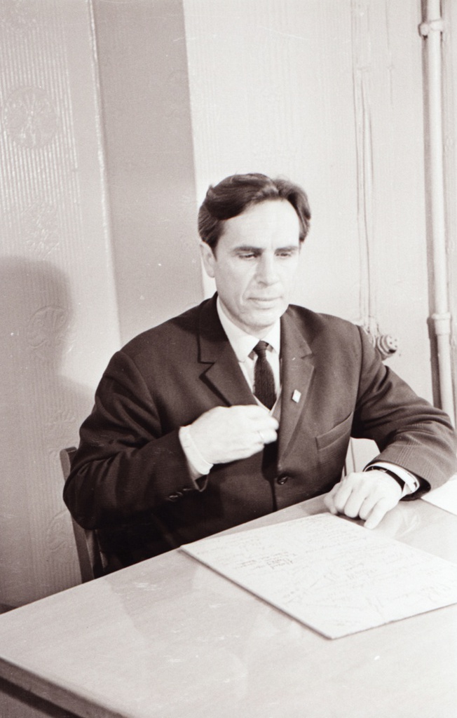 Фото \"Николай Георгиевич Поливин. За столом в рабочем издательстве ...