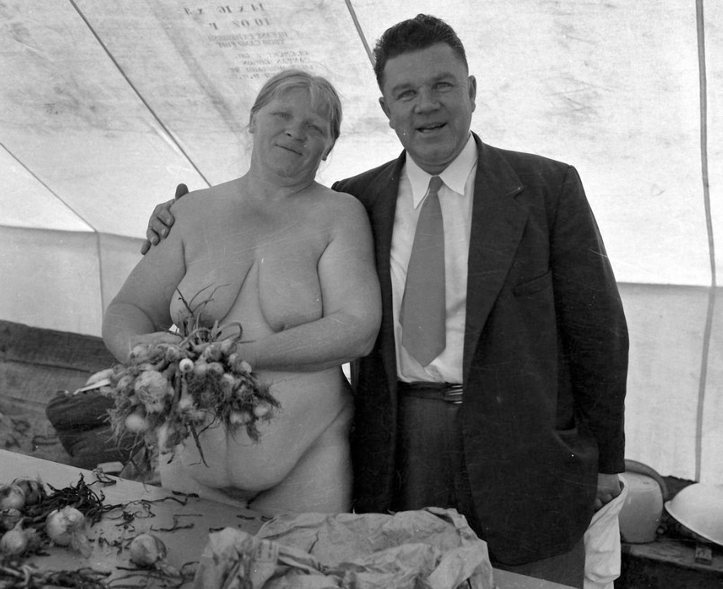 Муж и жена из секты духоборов во время акции голого протеста, 29 июня 1953, Канада, Британская Колумбия. Акция протеста русских духоборов против присяги Канаде. В Канаде духоборам изначально дали земли в провинции Саскачеван. Но когда канадское правительство потребовало дать клятву на верность Канаде, многие духоборы этому воспротивились. Доходило даже до «голых» акций протеста. Из-за конфискации земель духоборы переселились в провинцию Британская Колумбия. Духоборы отрицали первородный грех – «всяк сам по себе грешен и спасен». Верили в перерождение души, словно индусы – «после смерти душа благочестивого человека переходит в тело новорожденного, а душа беззаконника – в животное». Исповедовались только Богу, не признавали таинства брака и внешних различий между людьми. Избегали всяческих клятв, в том числе – государству. Отрицали обрядность и официальную Церковь – «Церковь не в бревнах, а в ребрах» и не признавали иконы.