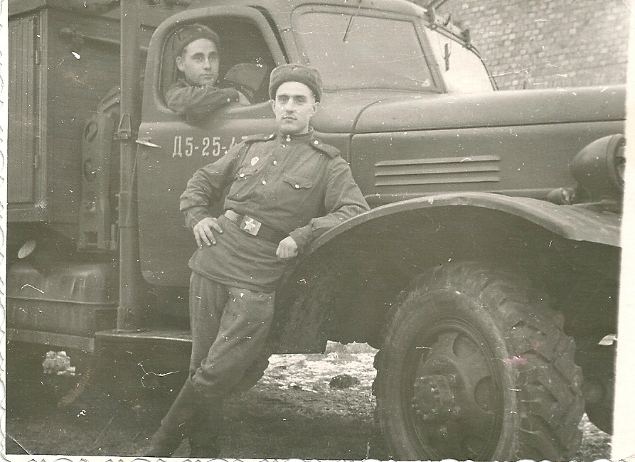 В. И. Ховрин (стоит) на службе в Советской армии в Прикарпатском военном округе в 1953–1955 годах, в автопарке, 1953 - 1955, Прикарпатский военный округ