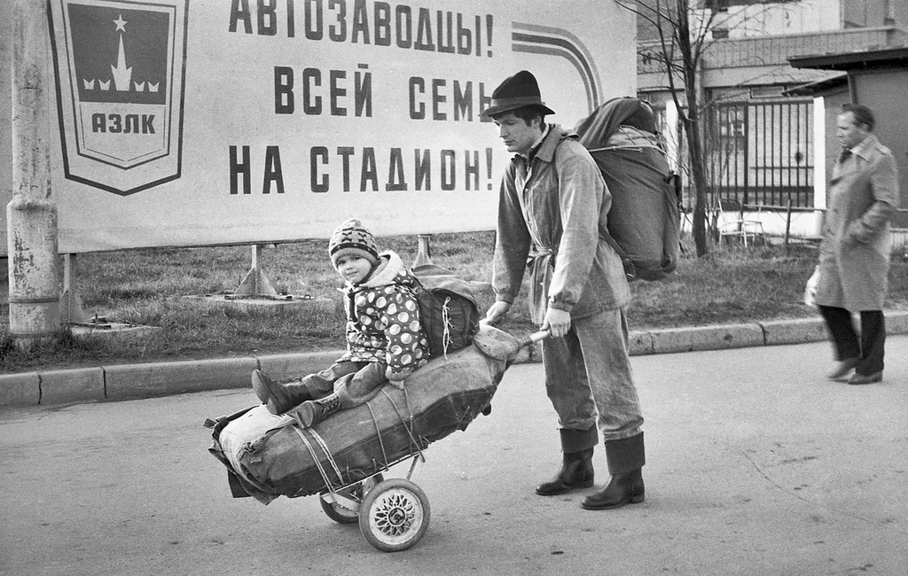 Спортивная семья, 1 - 12 мая 1984, г. Москва, р-н Текстильщики. Выставка «За мечтами и за запахом тайги...» с этой фотографией. 