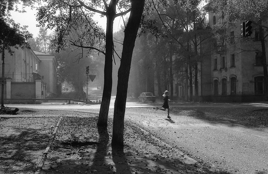 Осеннее утро, 1 сентября 1986, г. Новокузнецк. Выставка «Утро в городе» с этой фотографией.