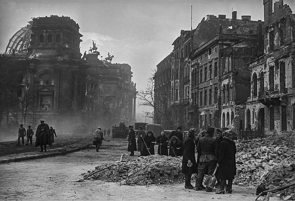 Расчистка улицы у Рейхстага жителями Берлина, май 1945, Германия, г. Берлин. Видео «Артур Бондарь об архиве Валерия Фаминского» с этой фотографией.