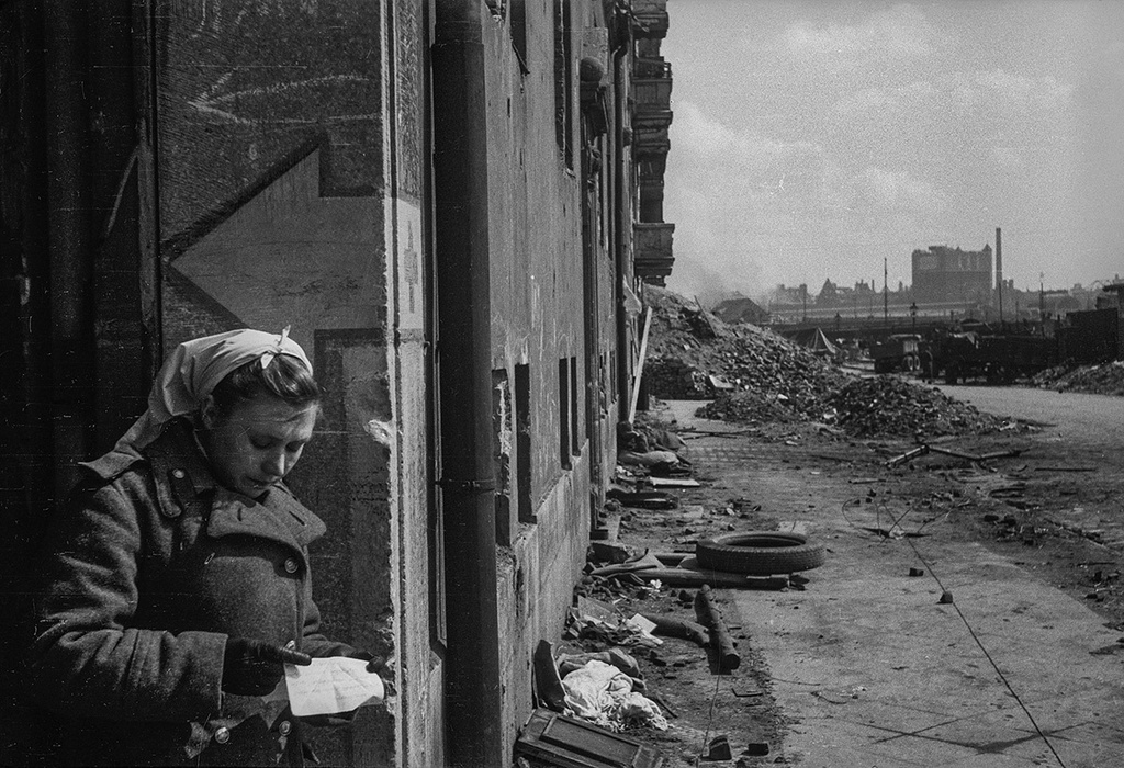 Без названия, май 1945, Германия, г. Берлин. Выставка «Фронтовые письма», видео «Артур Бондарь об архиве Валерия Фаминского» с этой фотографией.