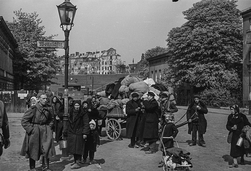 Советские репатрианты («На Родину»), май 1945, Германия, г. Берлин