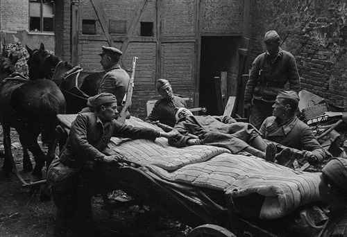 Выгрузка раненого у полкового медпункта, май 1945, Германия, г. Берлин