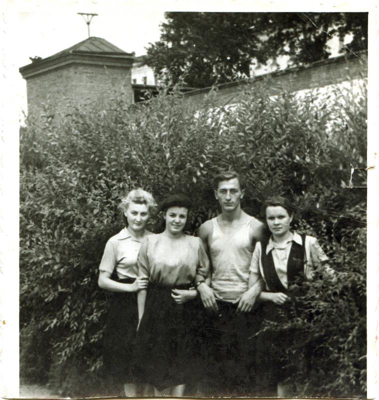 «Девушкам нравятся речники», 1 января 1950 - 1 января 1955, г. Омск. Фотография из архива Андрея Чердынцева.