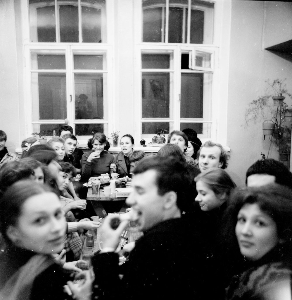 Чаепитие студийцев, 1979 год, г. Санкт-Петербург. Выставка «"ЮТЕС" – маленькая неизвестная театр-студия» с этой фотографией.