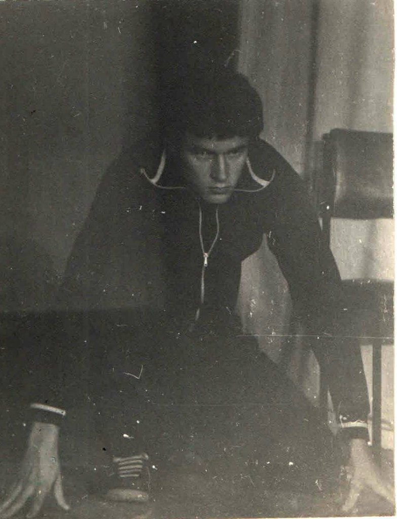 Дима Смирнов  поступает - изображает Дракона, сентябрь - декабрь 1984, г. Ленинград. Выставка «"ЮТЕС" – маленькая неизвестная театр-студия» с этой фотографией.