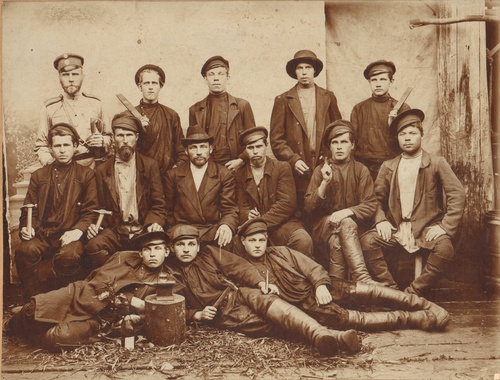 Группа рабочих с жандармом, 20 сентября 1900 - 20 сентября 1910