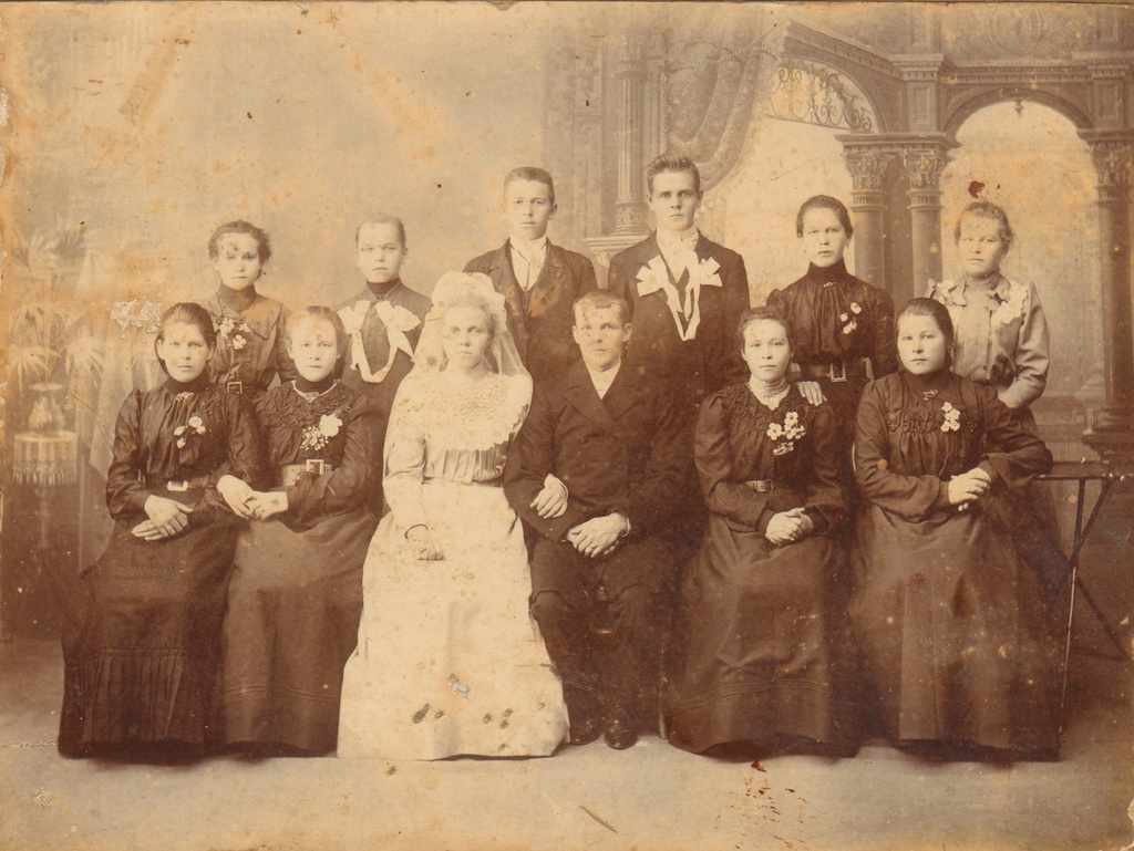 Свадебное фото, 1890 - 1908. Выставка «"Тили-тили тесто, жених и невеста": дореволюционные свадьбы» с этой фотографией.&nbsp;