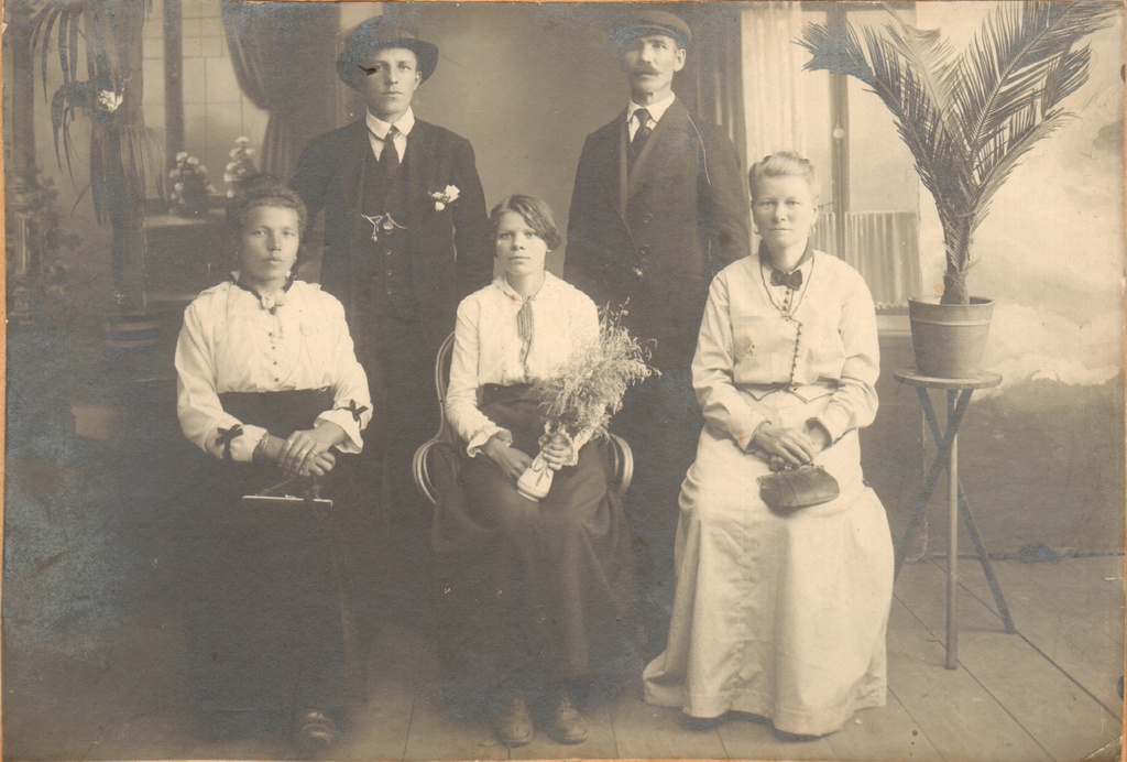 Семейство Александра Андреевича Хапаева, 27 августа 1917. На обороте надпись: «Семейство Александра Андреевича Хапаева съ товарищемъ Василием Афанасьевичем Горячелнымъ. Зав. Надеждинскъ 27-го Августа 1917 года».