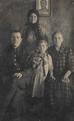 Степан Баранов с семьей, 1923 год, Сибирский край, с. Ксеньевка