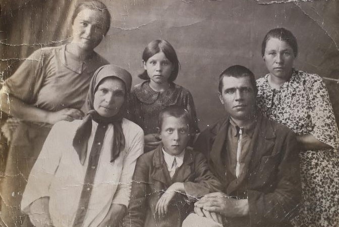 Прокоп Иванович Броневский, 1942 год, Новосибирская обл., пос. Асино. Прокоп Иванович Броневский, вернулся с войны в 1942 году без ноги и с двумя похоронками на двух родных братьев Егора и Василия, до войны работал председателем в колхозе деревни Итатка, вернулся с войны снова возглавил тот же колхоз. На фото хорошо видны выплаканные глаза матери  Анюши, она вскоре умерла от горя. Справа жена Прокопа – Прасковья Борисовна, слева – жена убитого брата Раиса Ивановна Егора, дети Виктор и Тая, а дочь Валентинка еще пока не родилась.Ныне Томская область, город Асино.