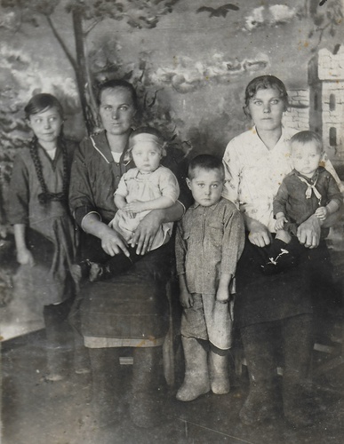 Две сестренки Броневские с ребятишками, 1931 год, Западно-Сибирский край, с. Ксеньевка