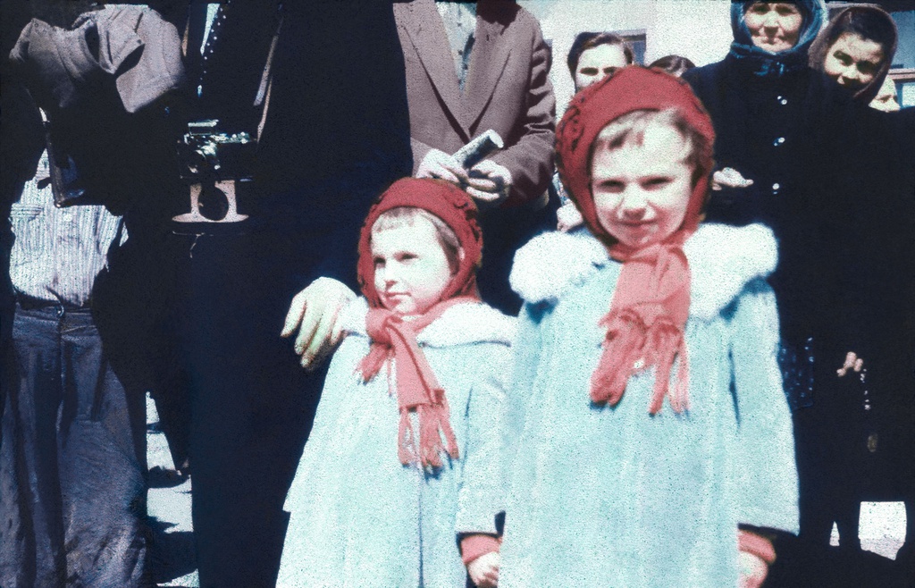 Девочки среди встречающих, 16 апреля 1956 - 14 мая 1956, Украинская ССР, Сталинская обл.. Фотография сделана британской делегацией, побывавшей в СССР в 1956 году.В ноябре 1961 года Сталино был переименован в Донецк, а Сталинская область – в Донецкую область.Выставка «Английские энергетики в Советском Союзе» с этим снимком.