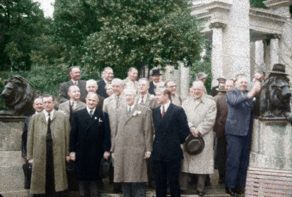 Британская делегация энергетиков, 16 апреля 1956 - 14 мая 1956, Краснодарский край, г. Сочи. Фотография сделана британской делегацией, побывавшей в СССР в 1956 году.Выставка «Английские энергетики в Советском Союзе» с этим снимком.