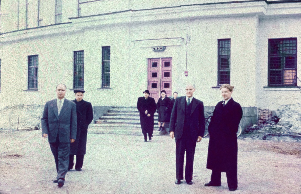 Днепрострой, 16 апреля 1956 - 14 мая 1956, Украинская ССР, г. Запорожье. Фотография сделана британской делегацией, побывавшей в СССР в 1956 году.Выставка «Английские энергетики в Советском Союзе» с этим снимком.